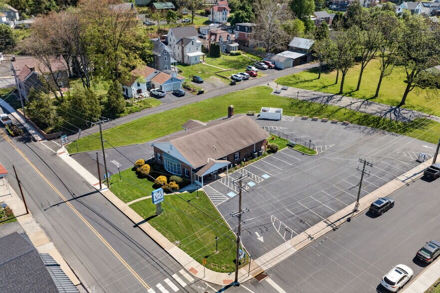 More Photos Of 101 Walnut St, Green Lane Bank For Sale