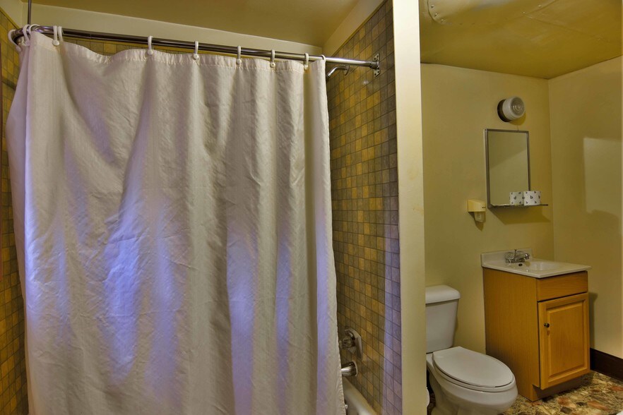 More Photos Of 100 Silver St, Hurley Hotel For Sale