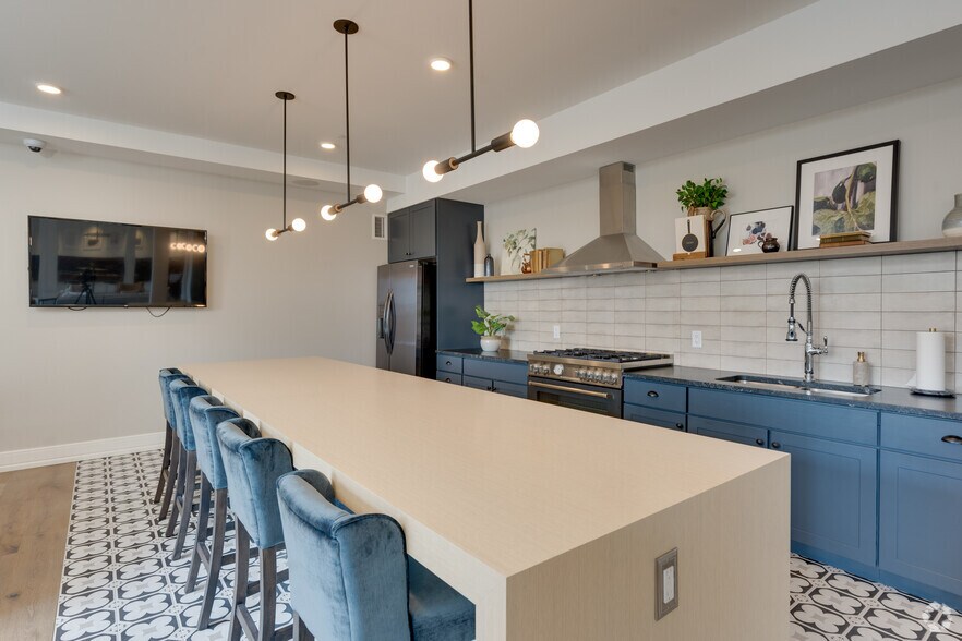 More Photos Of 1555 Ellinwood Ave, Des Plaines Apartments For Lease