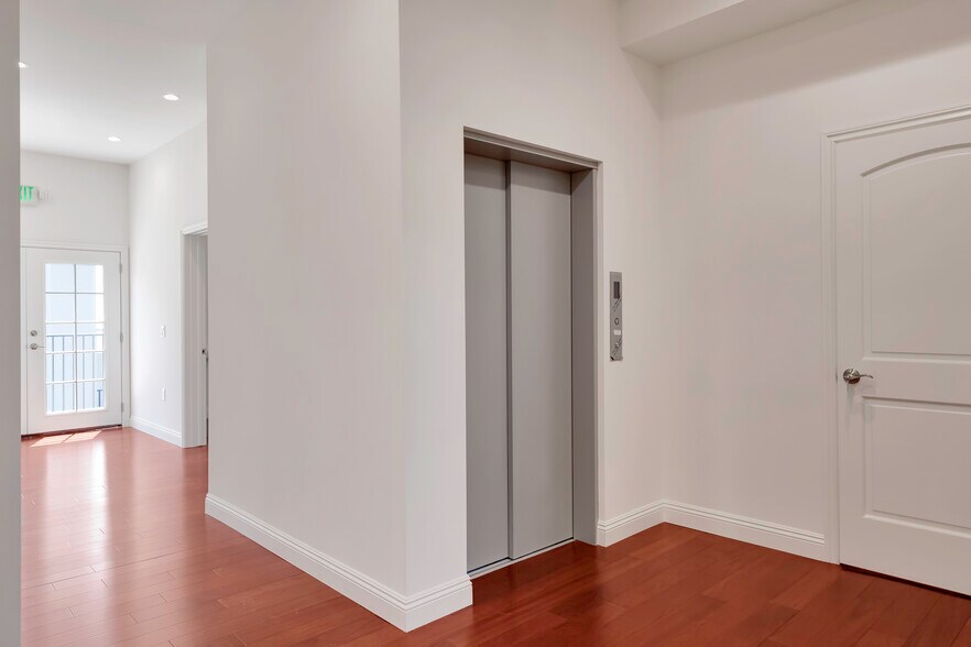 More Photos Of 1112 N Sherbourne Dr, West Hollywood Loft Creative Space For Lease