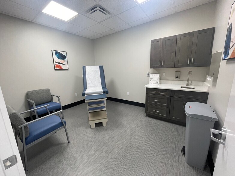 More Photos Of 31201 US Highway 19 N, Palm Harbor Medical For Lease
