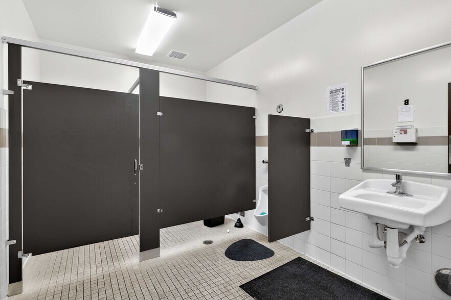 More Photos Of 9031 N Lurline Ave, Chatsworth Distribution For Lease