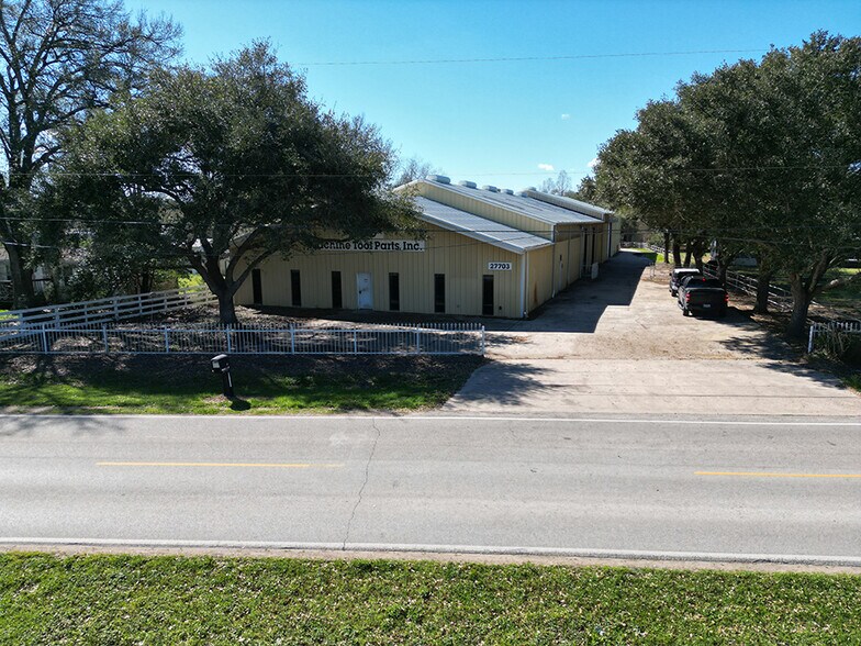 More Photos Of 27703 Calvert Rd, Tomball Warehouse For Lease