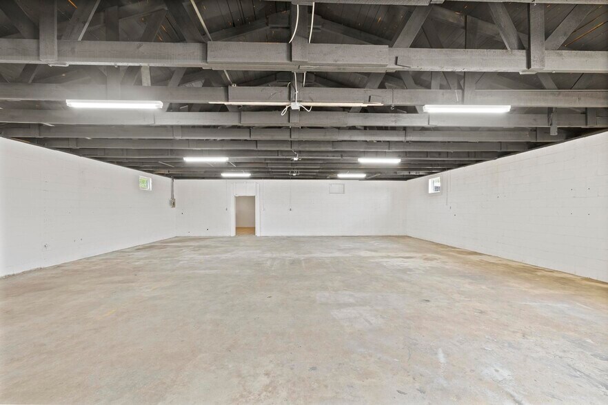 More Photos Of 317 S Old Corry Field Rd, Pensacola Showroom For Lease