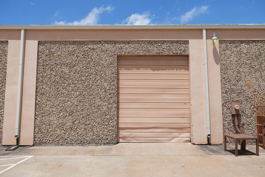 More Photos Of 501 Industrial Dr, Richardson Warehouse For Lease