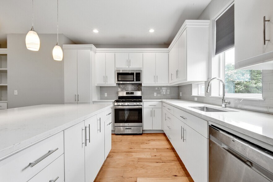 More Photos Of 4005 A/B Clawson Rd, Austin Specialty For Sale