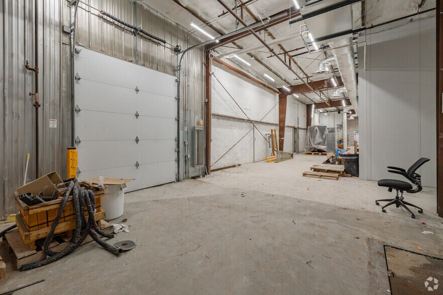 More Photos Of 740 Schneider Dr, South Elgin Manufacturing For Sale