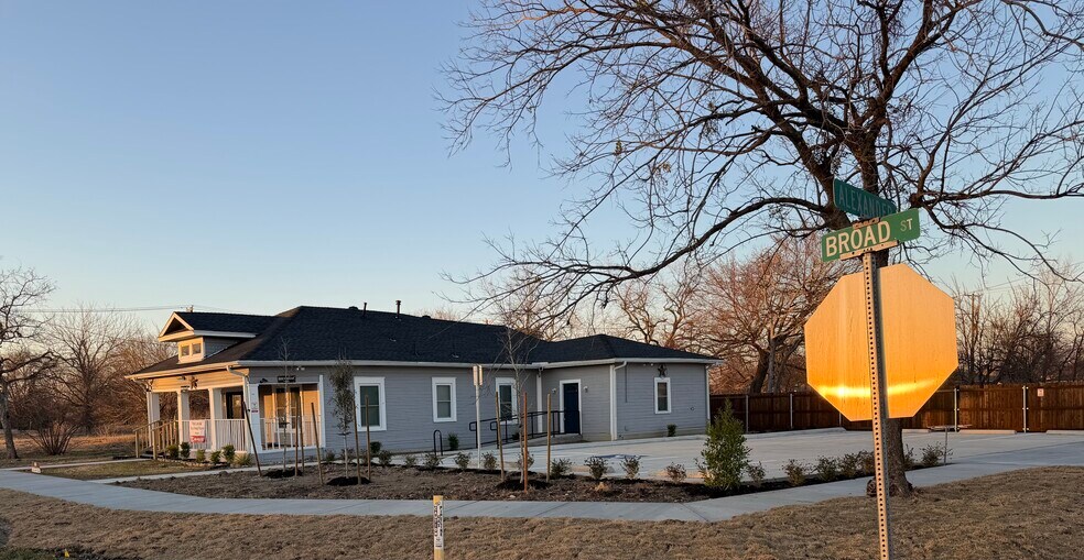 More Photos Of 802 E Broad St, Forney Office For Sale