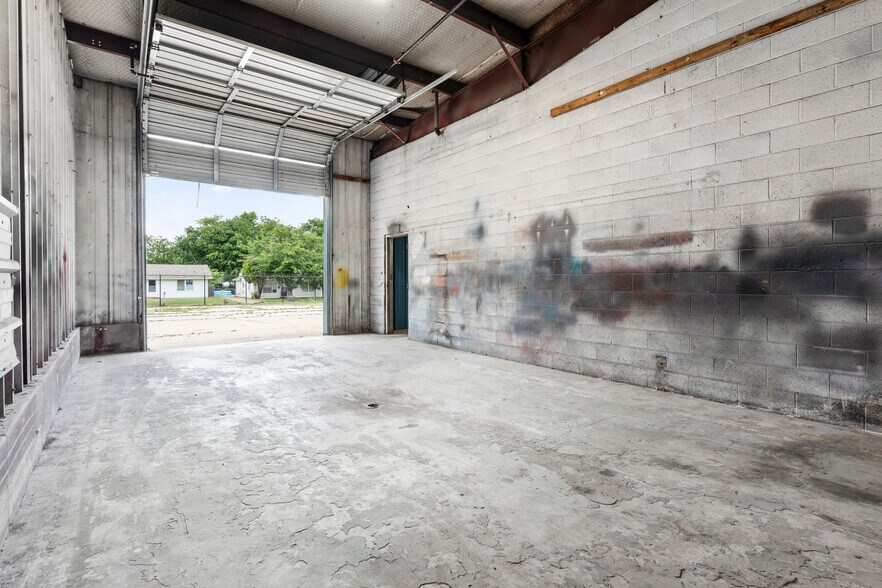 More Photos Of 1511 W Broadway St, Ardmore Auto Dealership For Sale
