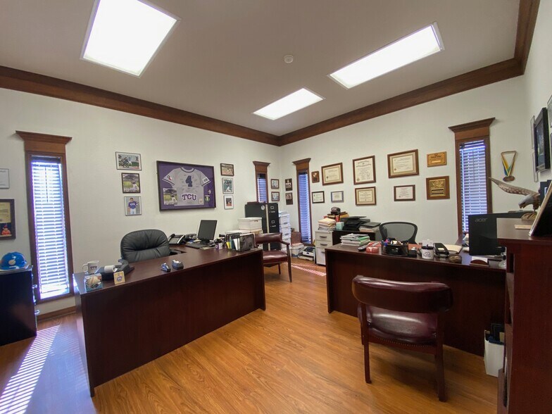 More Photos Of 4950 Washington Blvd, Beaumont Light Manufacturing For Sale