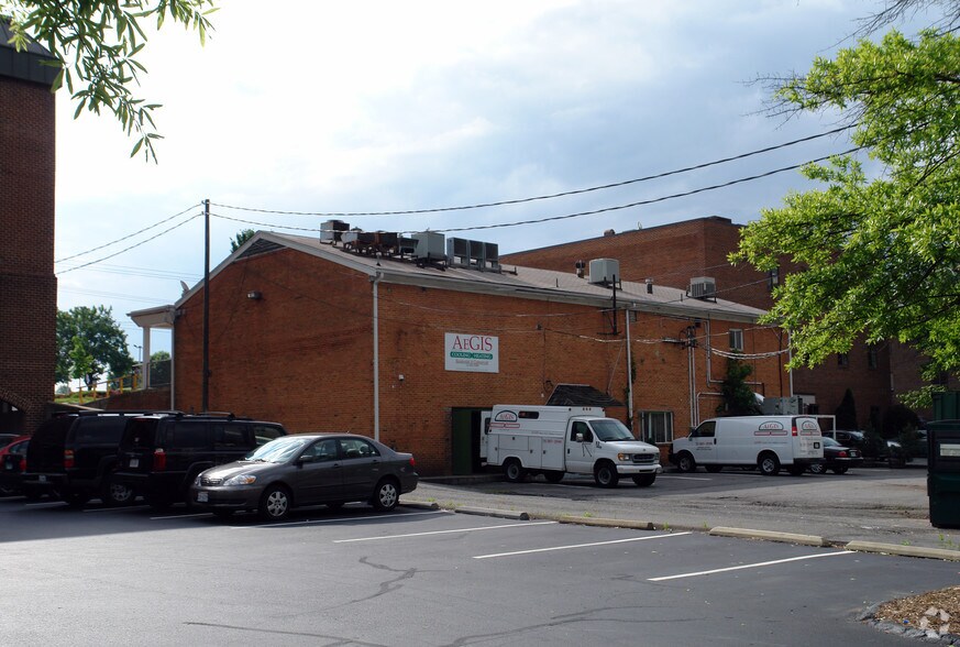 More Photos Of 3910 University Dr, Fairfax Storefront Retail Office For Lease