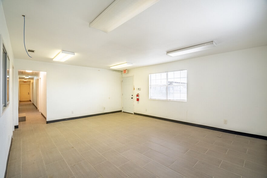More Photos Of 401 W Simonds Rd, Seagoville Office For Sale