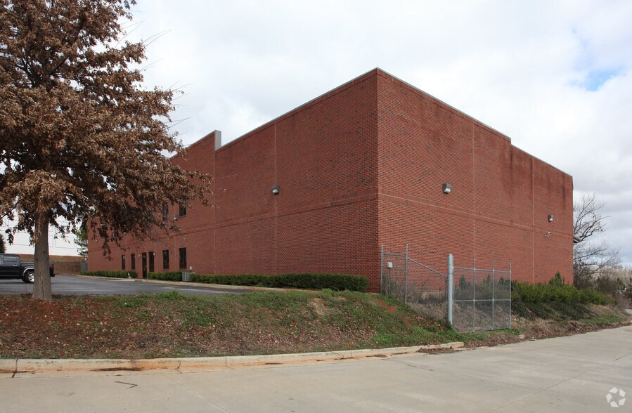 More Photos Of 2020 Grassland Pky, Alpharetta Warehouse For Lease