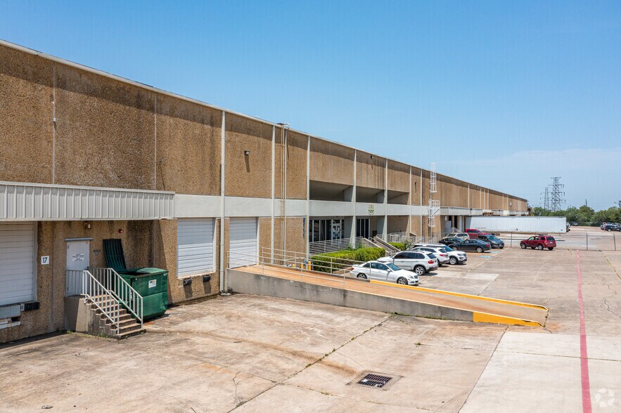 More Photos Of 3051-3111 W Commerce St, Dallas Distribution For Sale