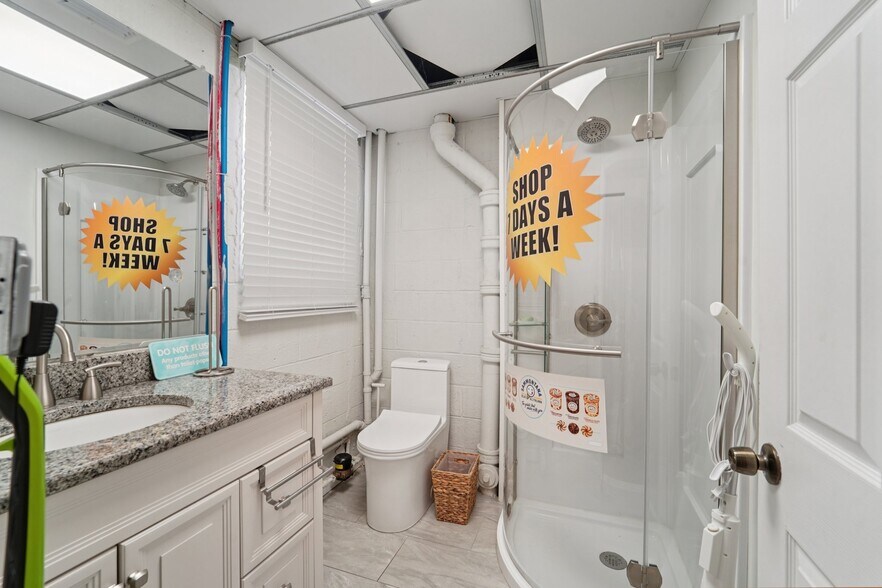 More Photos Of 593-595 New York Ave, Lyndhurst Light Manufacturing For Lease