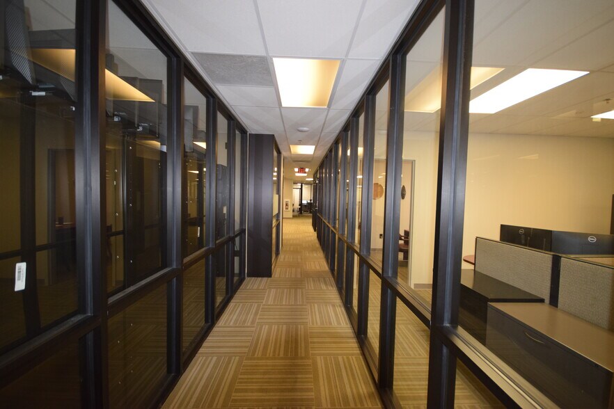 More Photos Of 5 Statehouse Plz, Little Rock Office For Sale