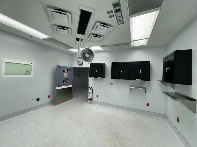 More Photos Of 130 9th St N, Naples Office For Sale