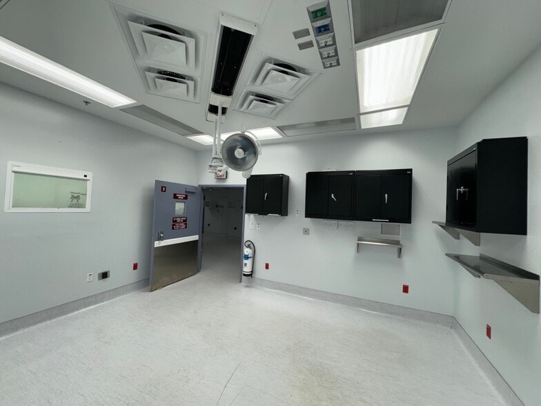 More Photos Of 130 9th St N, Naples Medical For Sale