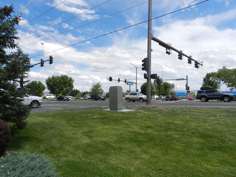 More Photos Of 1414 Hawk Pky, Montrose Freestanding For Lease