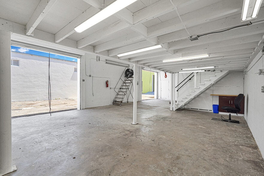 More Photos Of 7525 NE 3rd Pl, Miami Warehouse For Lease