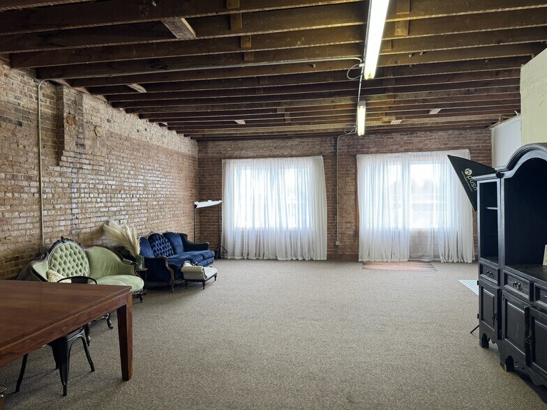 More Photos Of 419 W Main St, Yukon Storefront Retail Residential For Sale