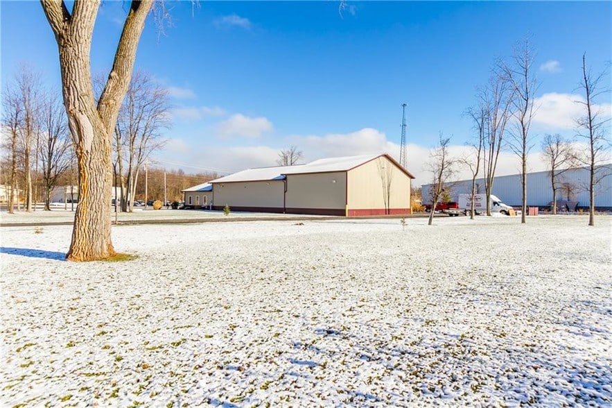 More Photos Of 252 David Pky, Ontario Warehouse For Lease