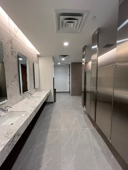 More Photos Of 1701 E Lamar Blvd, Arlington Office For Lease