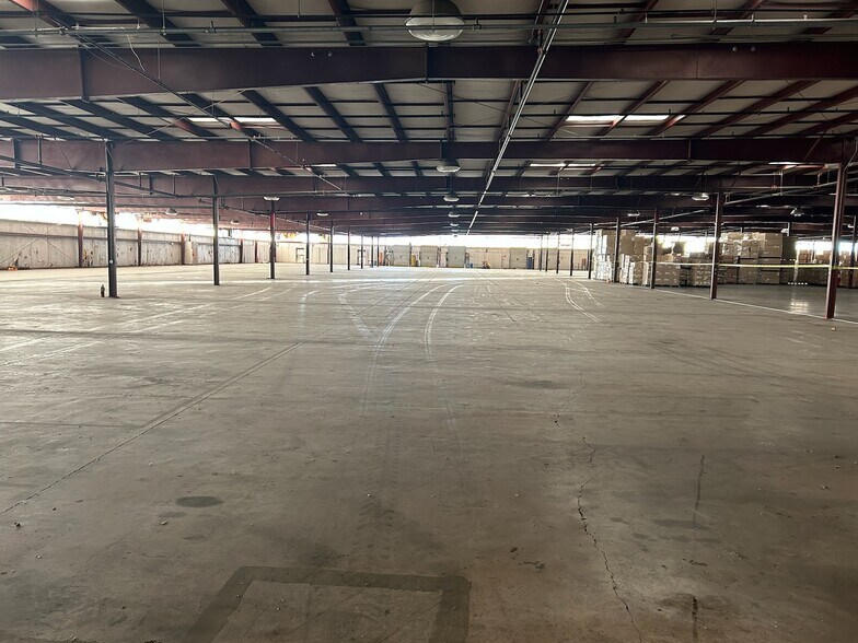 More Photos Of 942 W Park Dr, Selma Warehouse For Lease