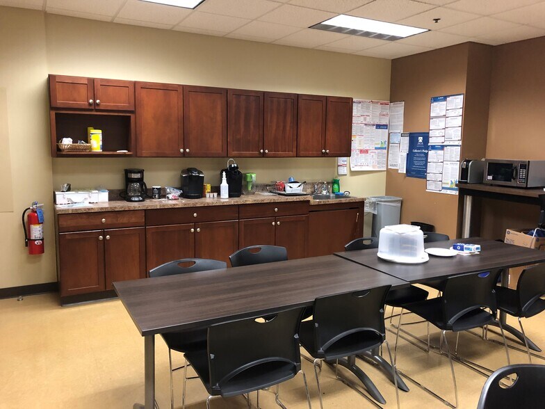 More Photos Of 4200 Cantera Dr, Warrenville Business Park For Sale