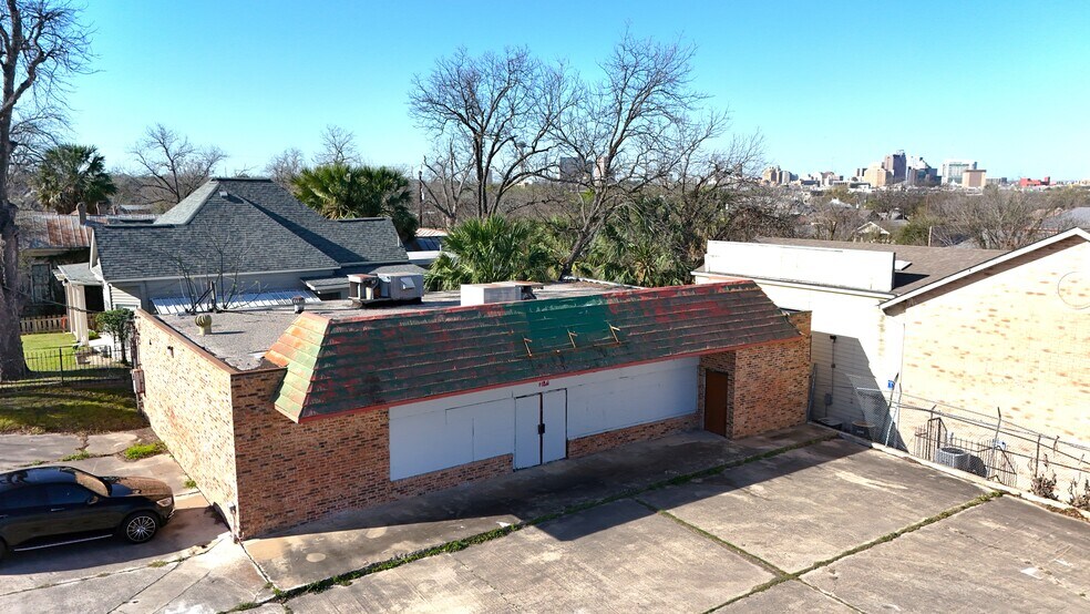 More Photos Of 1136 E Grayson St, San Antonio Convenience Store For Lease