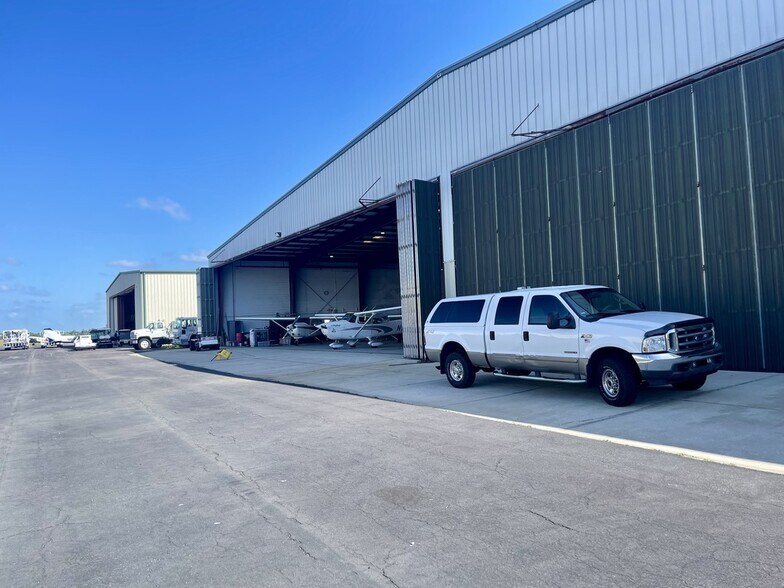 More Photos Of 1200 Flightline Blvd, Deland Flex For Lease