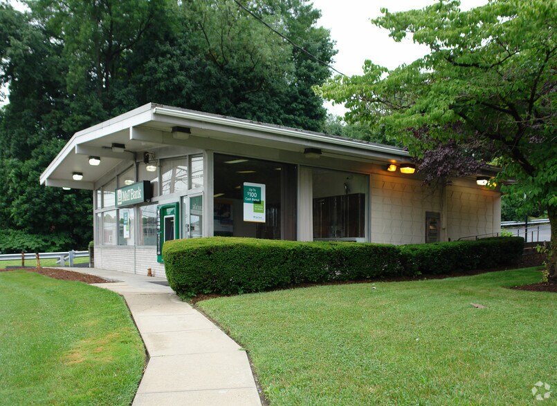 Primary Photo Of 218 Saw Mill River Rd, Elmsford Bank For Lease