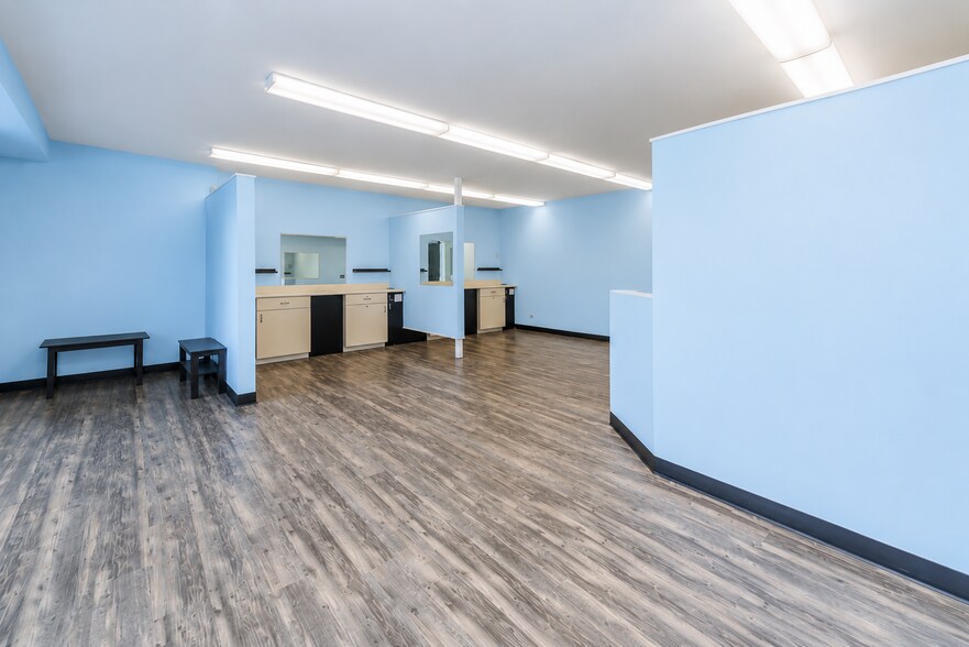 More Photos Of 2052 Western Ave, Waukegan Storefront For Lease