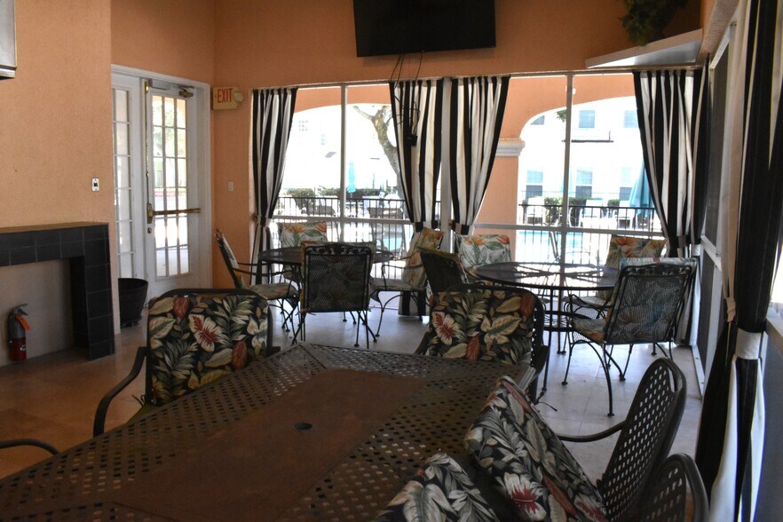 More Photos Of 2252 Beach Dr, Gulfport Office Residential For Lease