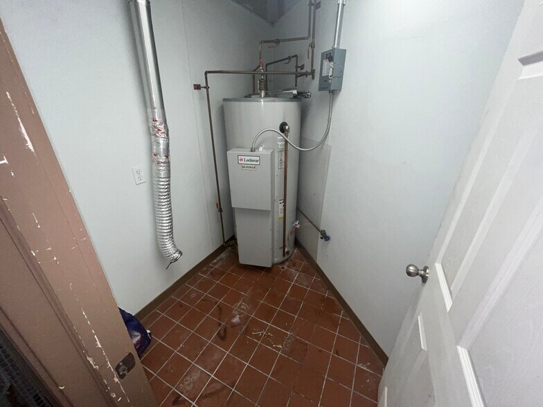 More Photos Of 709 Winsted Rd, Torrington Storefront For Lease