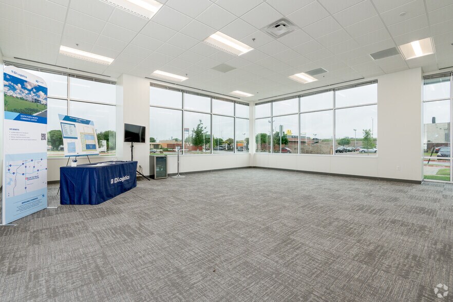 More Photos Of 1021 Everman Pky, Fort Worth Distribution For Lease