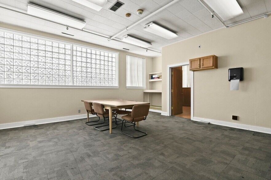 More Photos Of 901 N MacArthur Blvd, Springfield Warehouse For Lease