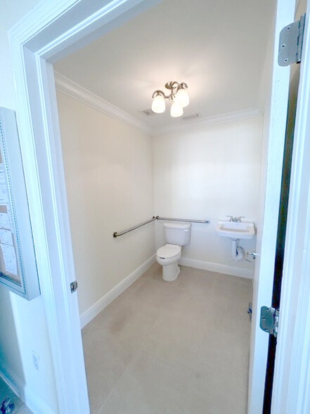 More Photos Of 2390 NW 7th St, Miami Medical For Sale