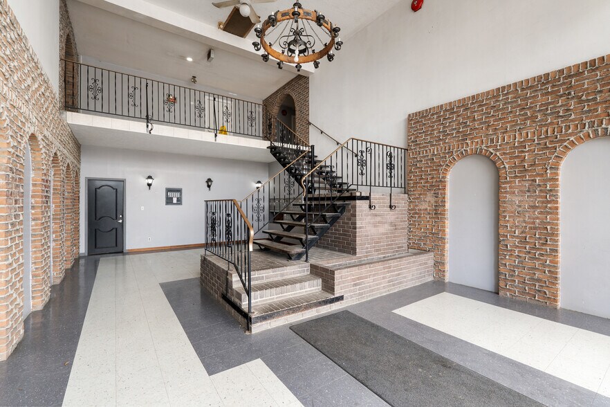 More Photos Of 2024 Dufferin Av, Wallaceburg Apartments For Sale