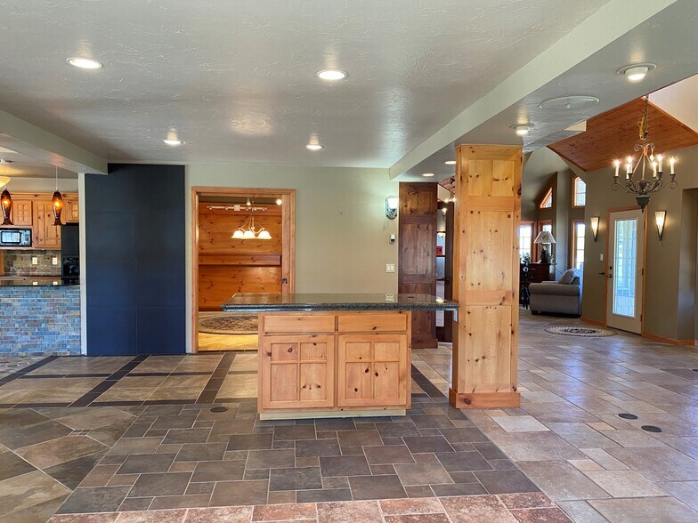 More Photos Of 173 Frontage Rd, South Fork Freestanding For Lease