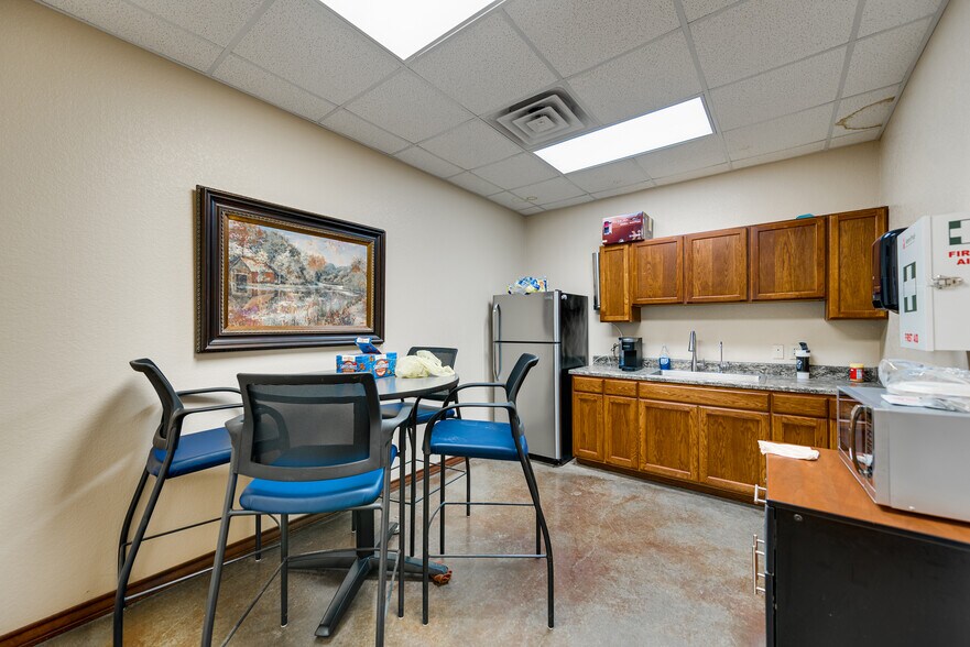 More Photos Of 3707 S County Road 1210, Midland Distribution For Lease