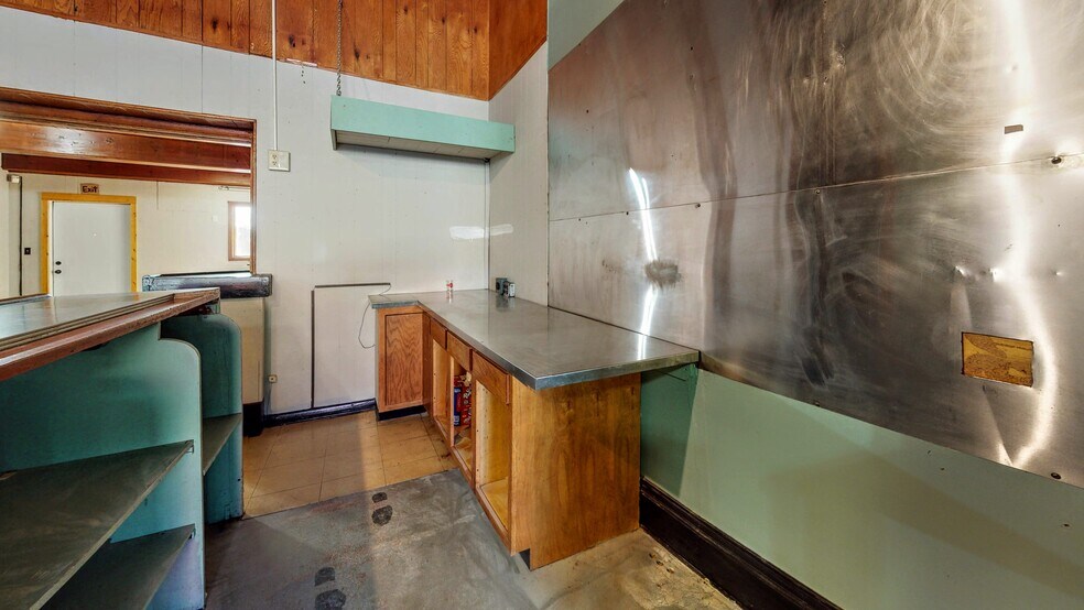 More Photos Of 209 S Main St, Jefferson General Retail For Sale