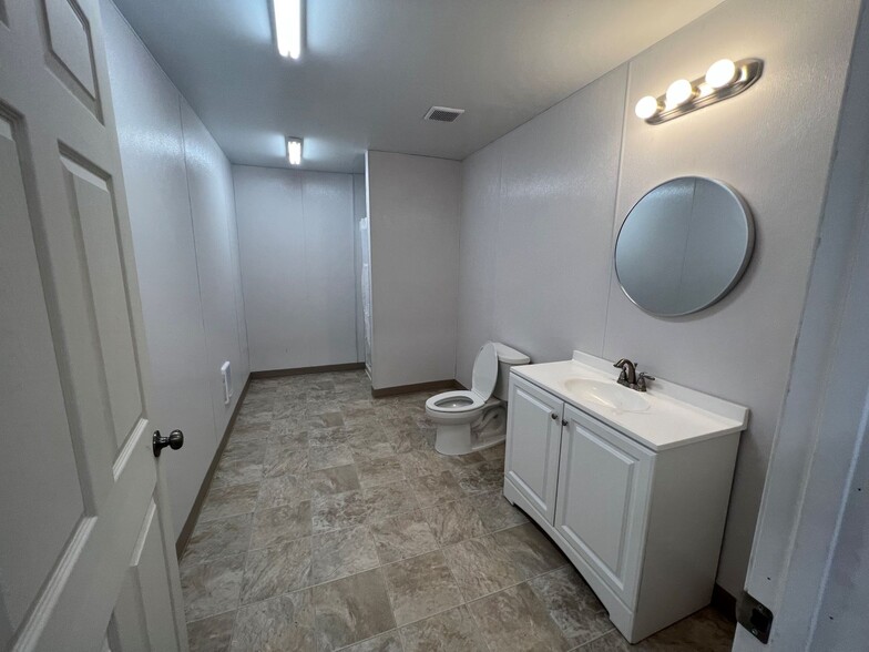 More Photos Of 2990 Portland Rd NE, Salem Warehouse For Lease