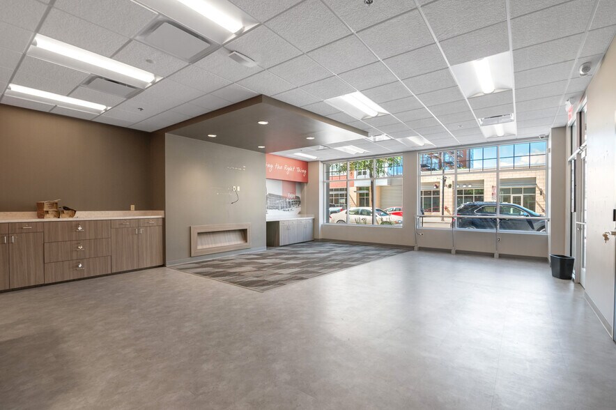 More Photos Of 100-140 N Washington St, Green Bay General Retail For Lease