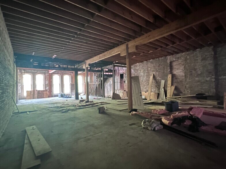 More Photos Of 103 S Court Sq, Memphis Storefront Retail Office For Sale