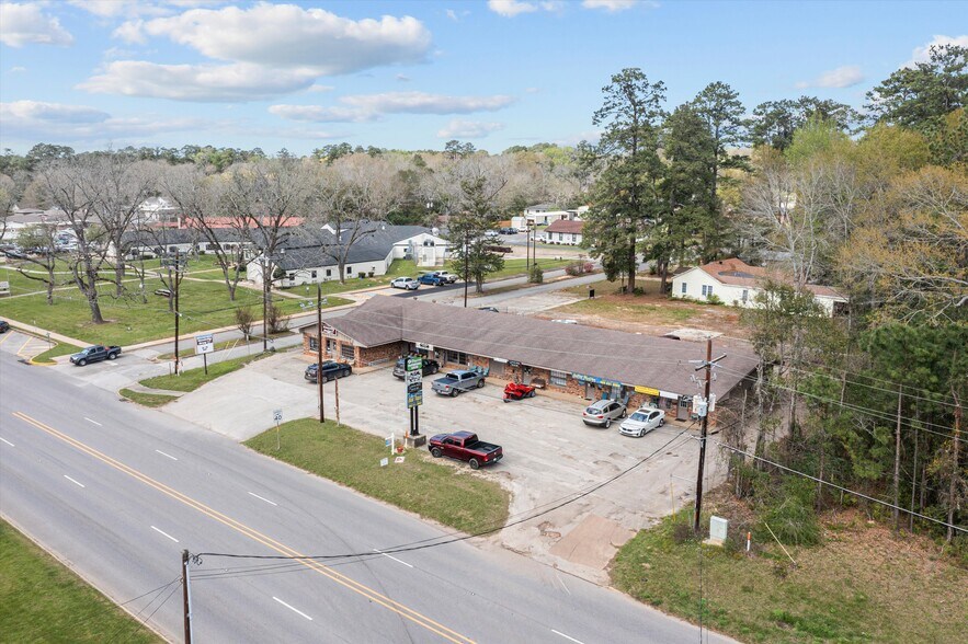 More Photos Of 1002 W Bluff St, Woodville Storefront For Sale