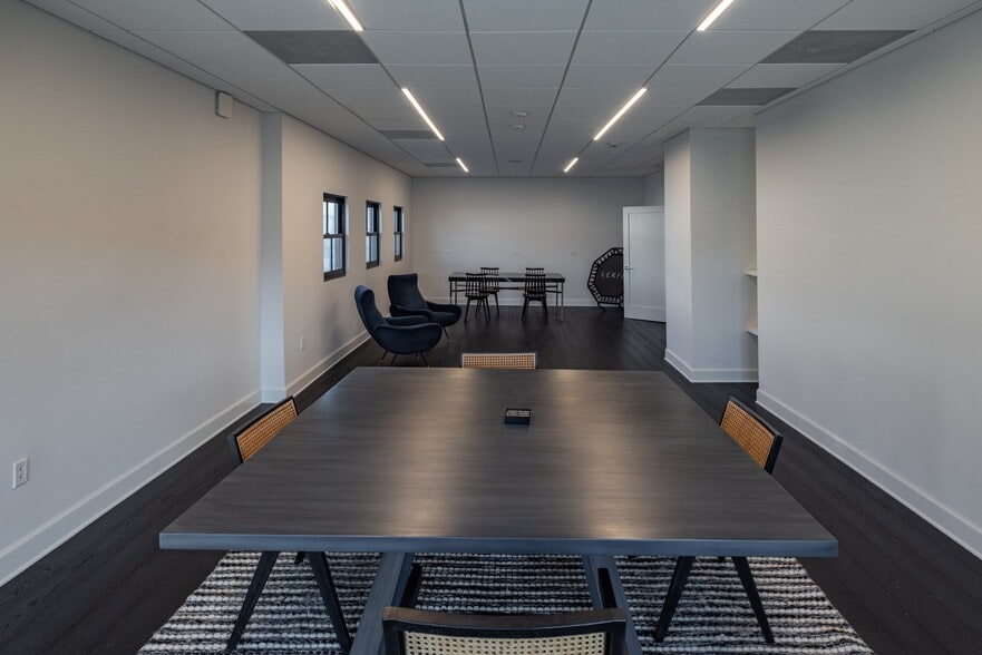 More Photos Of 346 S La Brea Ave, Los Angeles General Retail For Lease