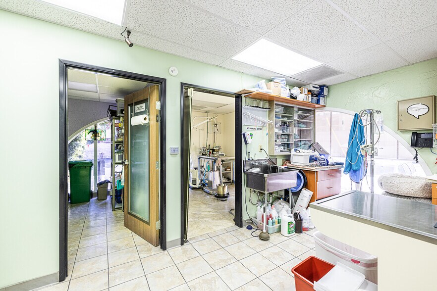 More Photos Of 26055 Bouquet Canyon Rd, Santa Clarita Veterinarian Kennel For Sale