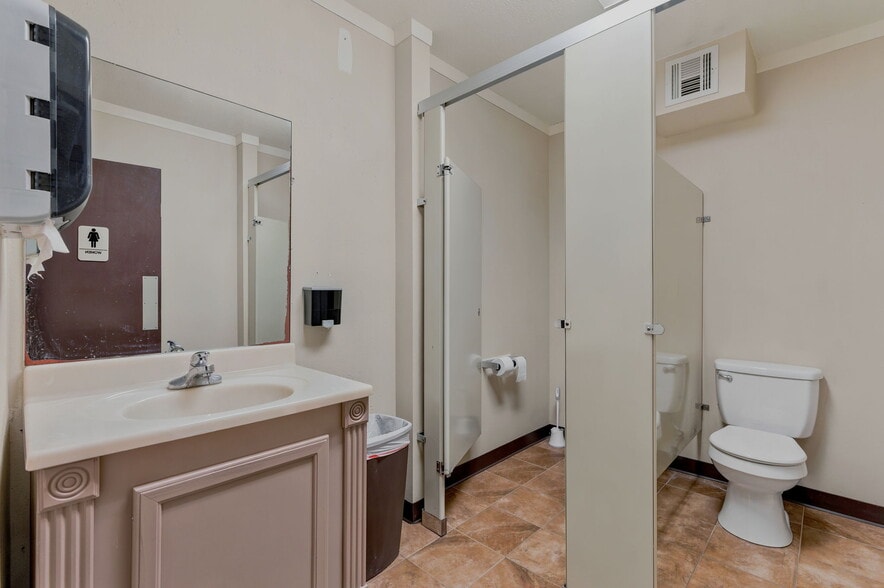More Photos Of 3401 N Frazier St, Conroe Specialty For Sale