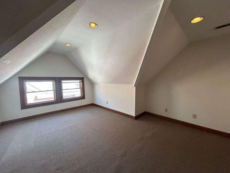 More Photos Of 520 N Walnut St, Bloomington Office For Lease